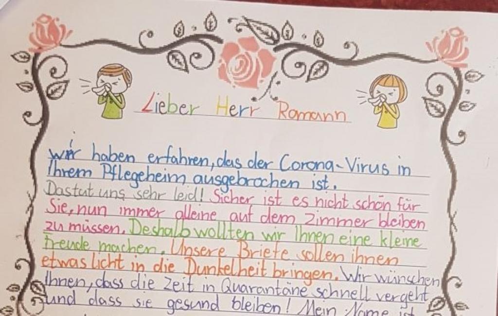 In Zeiten der Coronakrise ist Sant'Egidio besonders den alten Menschen nahe, die isoliert sind. Die Jugend für den Frieden und die Kinder zeigen ihre Zuneigung zu den älteren Menschen